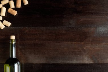 botlle şarap ve mantarlar düz görünüm kopya alanı