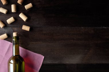 botlle şarap ve mantarlar düz görünüm kopya alanı