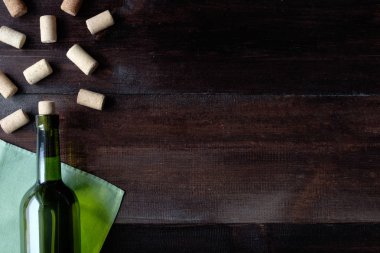 botlle şarap ve mantarlar düz görünüm kopya alanı