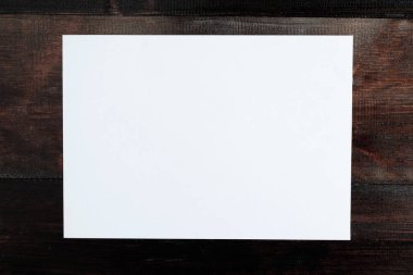 koyu ahşap arka plan üzerinde beyaz kağıt