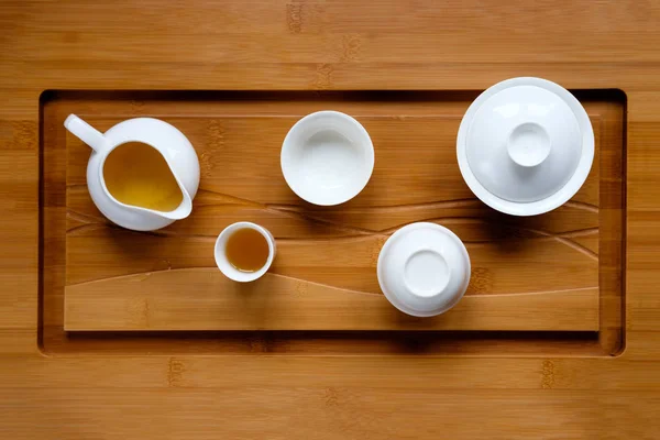 Ceremonia del té en la mesa de bambú vista superior — Foto de Stock