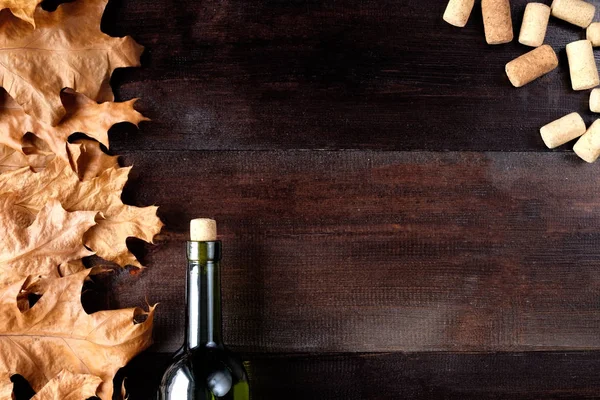 Flasche Wein und Korken flache Ansicht kopieren Raum Herbst Konzept — Stockfoto