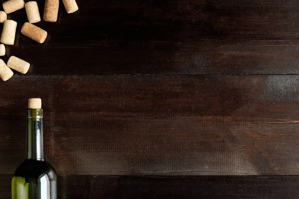 botlle şarap ve mantarlar düz görünüm kopya alanı