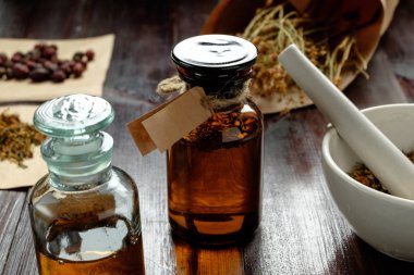 Eczacı vintage küme şişeleri, otlar ve harç