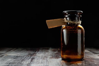 Eczacı şişe iksir veya tentür ile