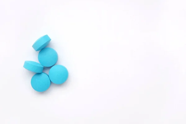 Halom kék tabletta a fehér háttér másol hely — Stock Fotó