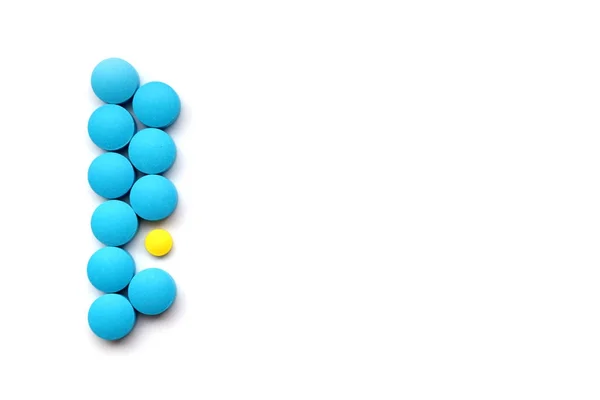Halom kék tabletta fehér, állandó, koncepció — Stock Fotó