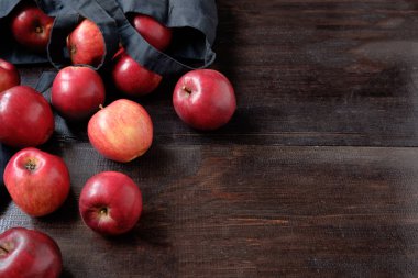 elma çantasından okuldan ayrıldı