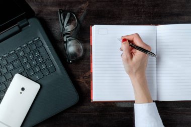 Not, dizüstü bilgisayar cam iş kümesi yazarak kadının el