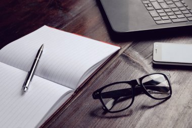 iş kümesinin dizüstü gözlük smartphone ve not defteri