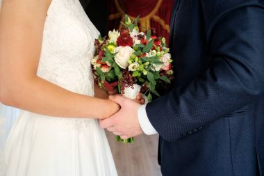 Gelin ve damat handies oynamak ve buket ellerinde tutmak