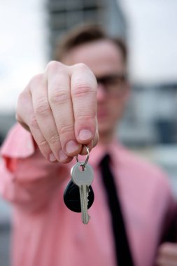 yeni ev anahtarları sunan adam Emlak