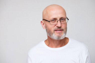 Yetişkin sakallı kalın kırlaşmış adam gözlük içinde bir şey açıklamak 