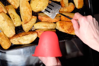 fırında patates pişirme tepsisi üzerinde