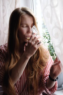 sabah kahve içme Kızıl saçlı kadın