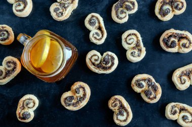 siyah çay limon kavanoz Kupası ve bisküvi ile