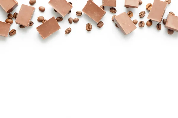 Granos de café con trozos de chocolate sobre fondo blanco copia spac — Foto de Stock