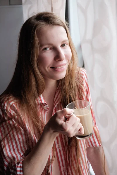 Ruiva bebendo café pela manhã — Fotografia de Stock