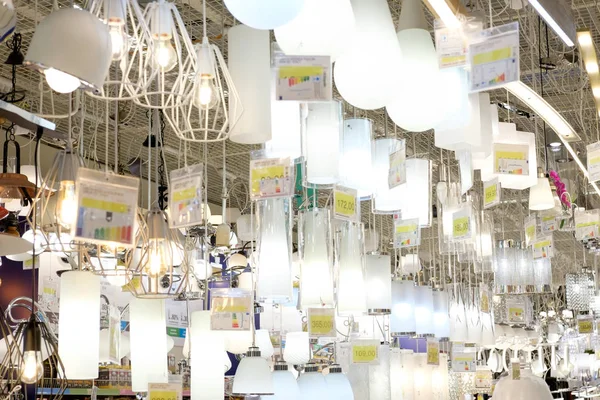 lamba deposundaki asılı lambalar