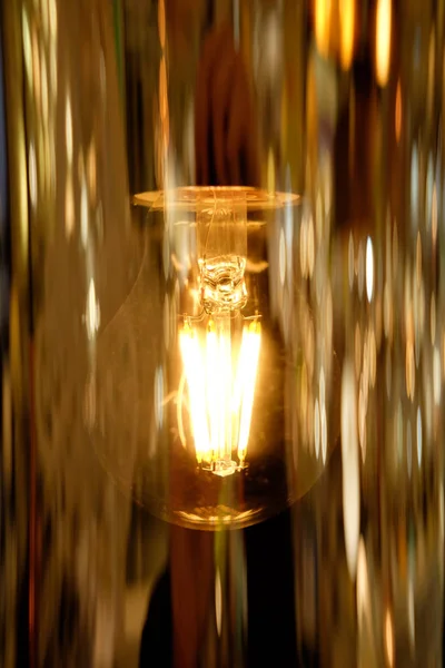Vintage žárovka se zlatými odlesky zblízka — Stock fotografie