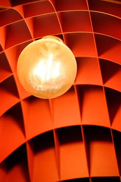 Lampa s červeným dekorace zblízka — Stock fotografie