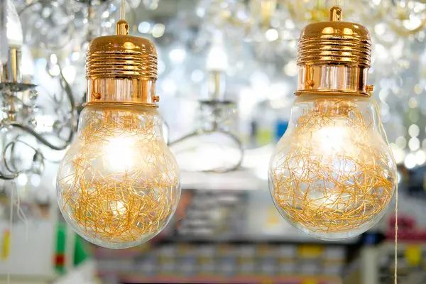 Vintage villanykörte arany vagy sárgaréz díszítéssel — Stock Fotó