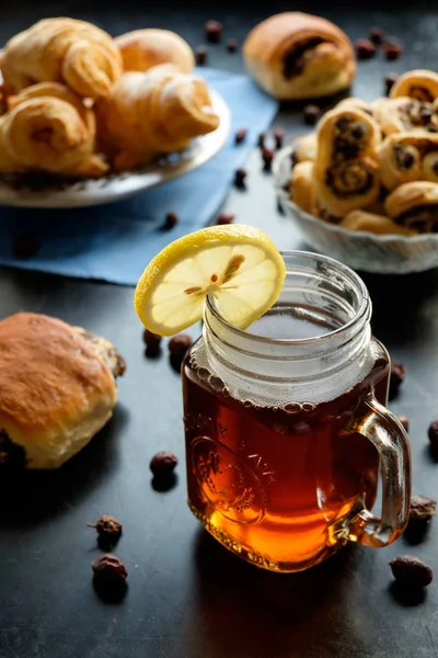 Черный чай с лимоном в банку и печенье — стоковое фото