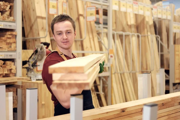 Arbetstagare eller säljaren i konstruktion butik eller lager trä avsnitt — Stockfoto