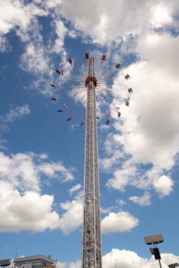 lunaparkyüksek aşırı atlıkarınca