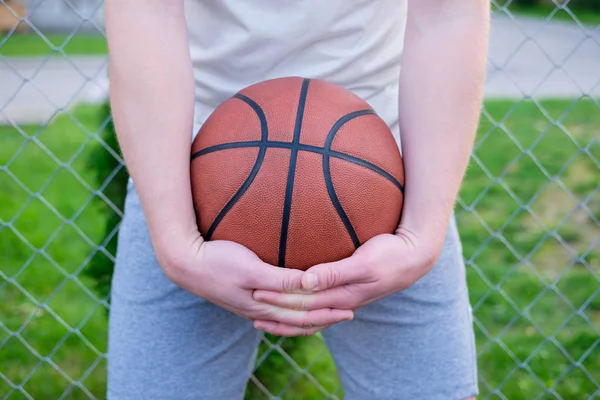 Homme tenant basket-ball et homme préparant jouer au basket-ball et pré — Photo