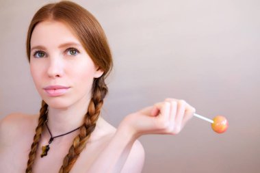 Kızıl saçlı kıza lolipop