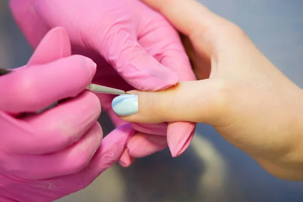 Manicura pintando uñas con esmalte de uñas — Foto de Stock