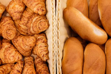 sepet içinde lezzetli çörekler