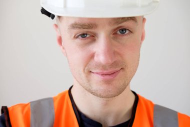 Beyaz protectiive varil içinde gülümseyen Oluşturucusu ustabaşı 