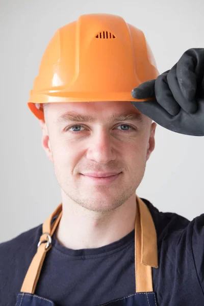 Leende builder arbetare i orange protectiive cask porträtt — Stockfoto