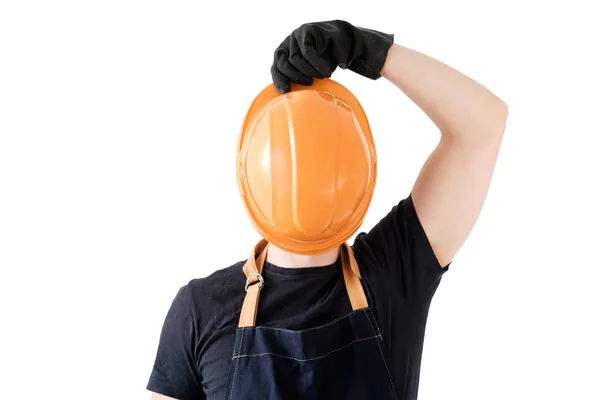 Builder arbetare döljer ansikte med orange protectiive cask isolerade — Stockfoto
