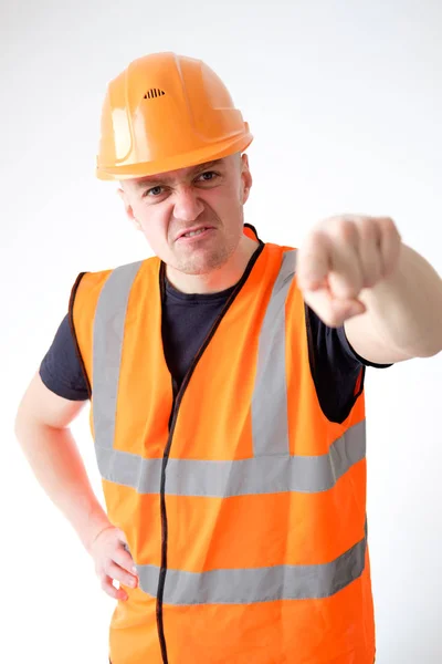Dühös építő munkás narancssárga védelme a hordó és a szerveze — Stock Fotó