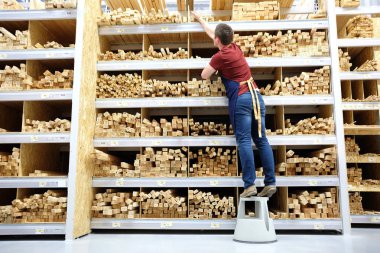 işçi veya satıcı inşaat deposu veya Ambar ahşap bölümü