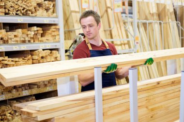 işçi veya satıcı inşaat depolamak veya ahşap departm depo