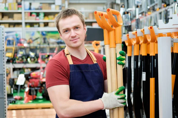 Verkoper bij de opbouw van apparatuur hulpmiddelen winkel op het werk — Stockfoto