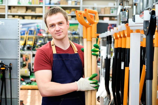 Säljaren i byggnad utrustning verktyg förvaras vid arbete — Stockfoto