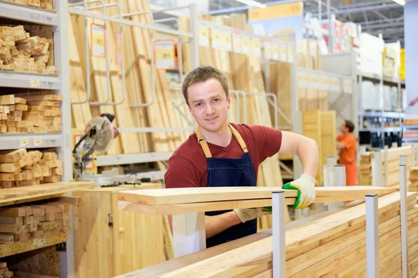 Arbetstagare eller säljaren i konstruktionen lagra eller lagerställe trä varuhusen — Stockfoto