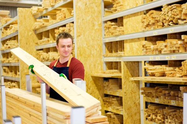 Werknemer of verkoper in bouw hout departm magazijn opslaan — Stockfoto