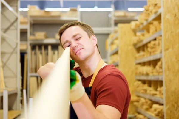Arbetstagare eller säljaren i konstruktionen lagra eller lagerställe trä varuhusen — Stockfoto