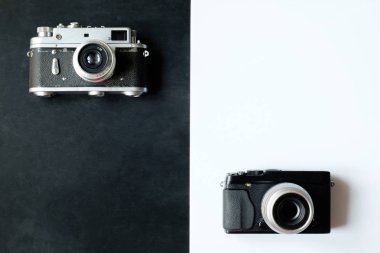 Retro film 35 mm fotoğraf makinesi siyah arka plan üzerine ve modern kazmak