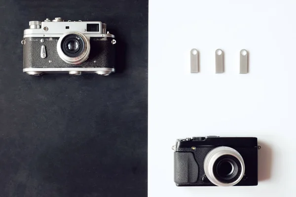 Película retro 35 mm cámara fotográfica sobre fondo negro y excavación moderna — Foto de Stock