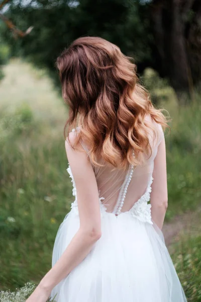 Ung vacker brud med lockar n vit brudklänning utomhus, vi — Stockfoto