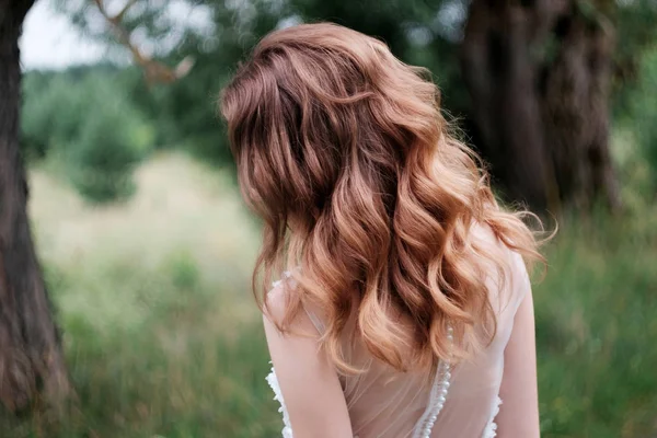 Jovem noiva bonita com cachos n vestido de casamento branco ao ar livre, vi — Fotografia de Stock