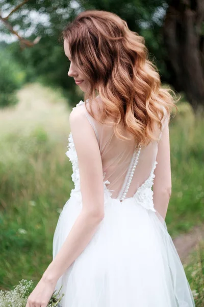 Jonge mooie bruid in witte trouwjurk buitenshuis, make-up en — Stockfoto