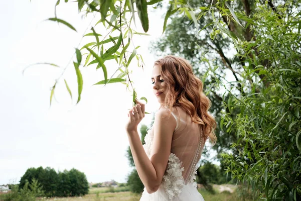 Joven novia bonita en vestido de novia blanco al aire libre, maquillaje y —  Fotos de Stock